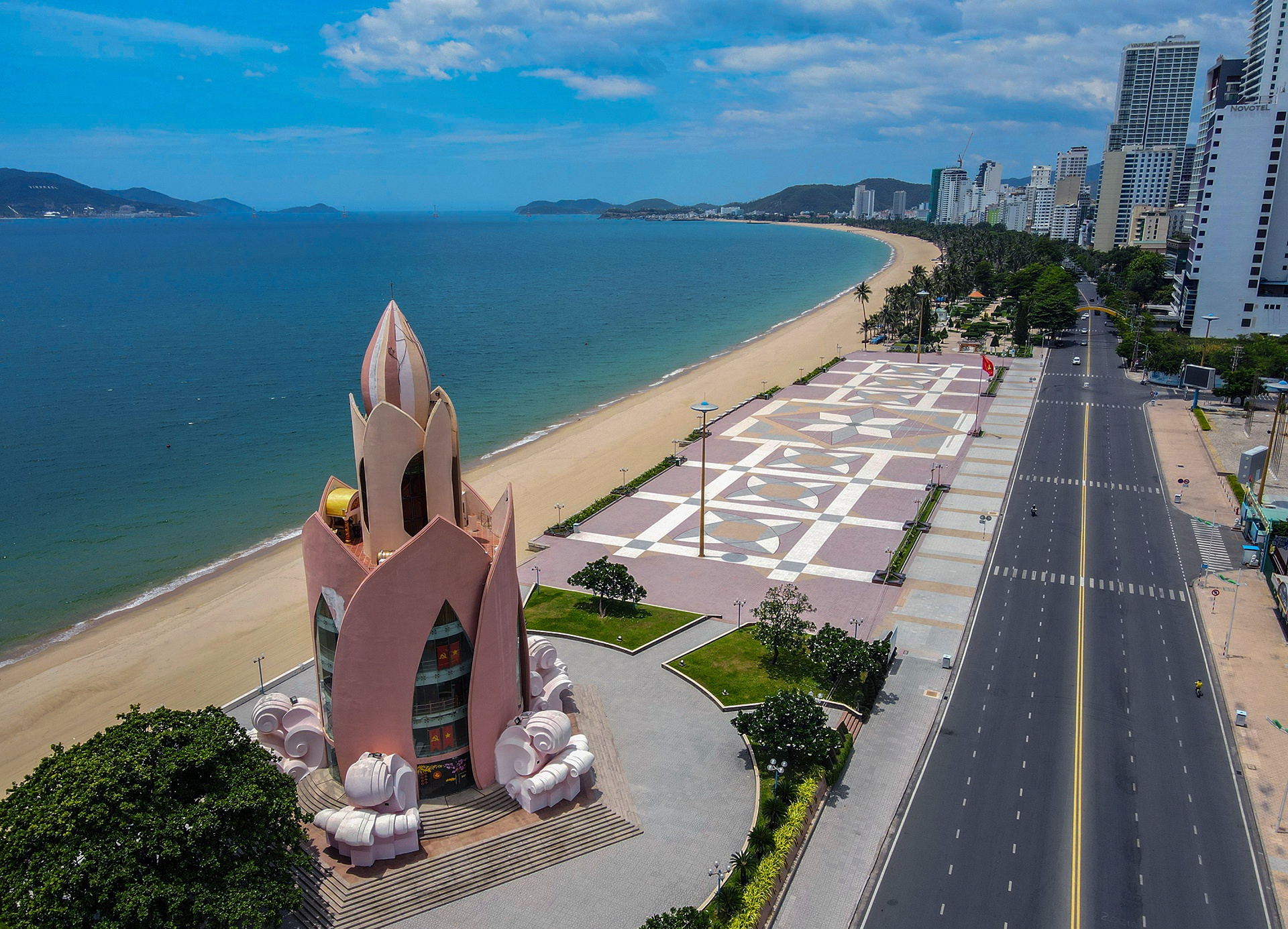 Bãi biển, danh thắng ở Nha Trang nhìn từ trên cao - Ảnh 4.
