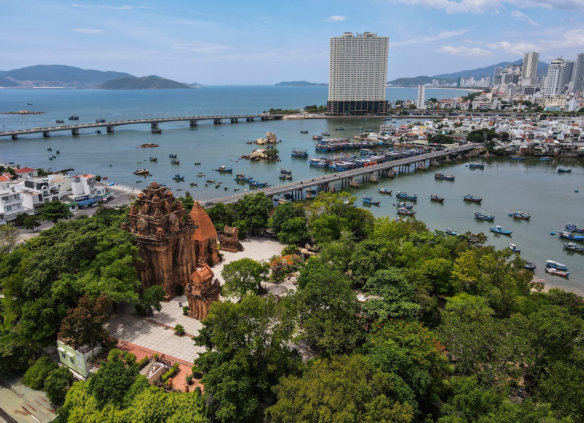 Bãi biển, danh thắng ở Nha Trang nhìn từ trên cao - Ảnh 7.