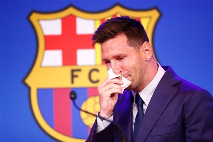 Messi khóc nức nở trong lễ chia tay, hứa trở lại Barca trong tương lai - Ảnh 1.