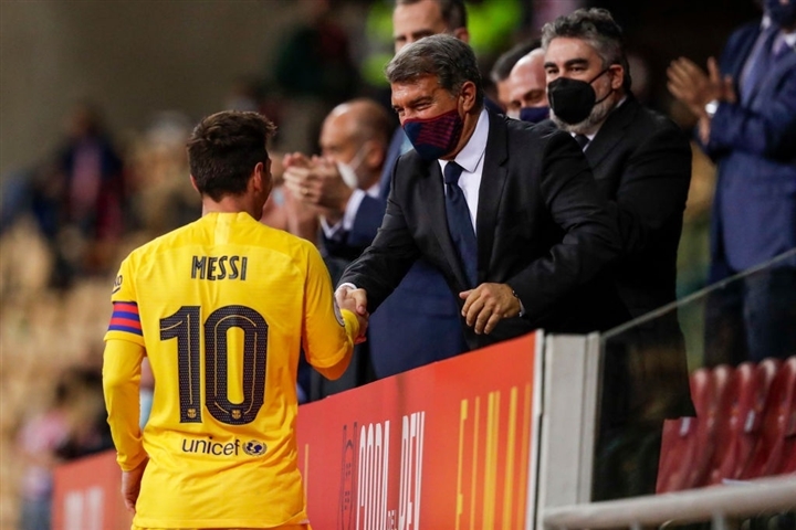 Messi khóc nức nở trong lễ chia tay, hứa trở lại Barca trong tương lai - Ảnh 2.
