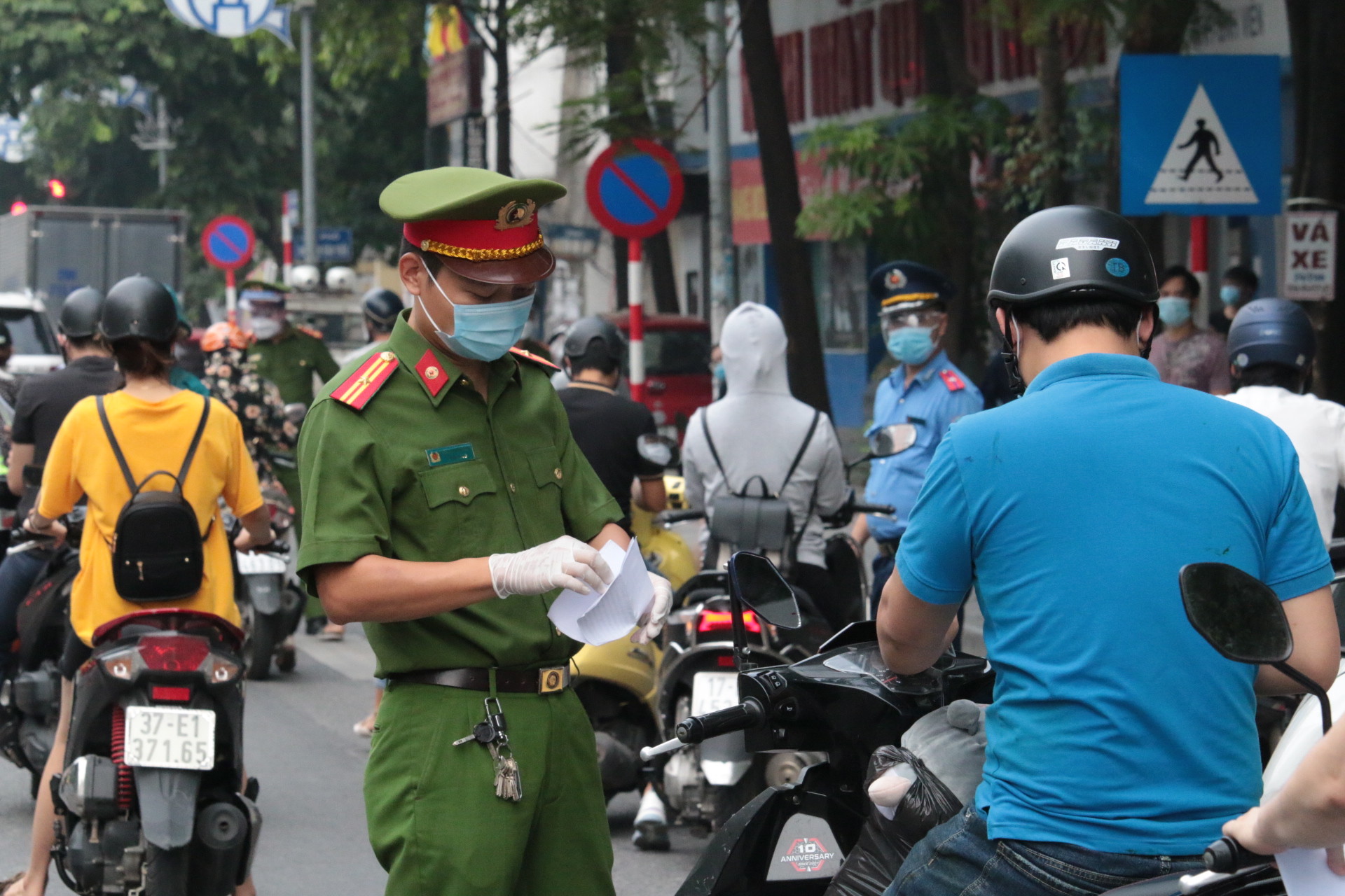Ngày 9/8, Hà Nội xử phạt hơn 800 trường hợp vi phạm giãn cách xã hội - Ảnh 1.