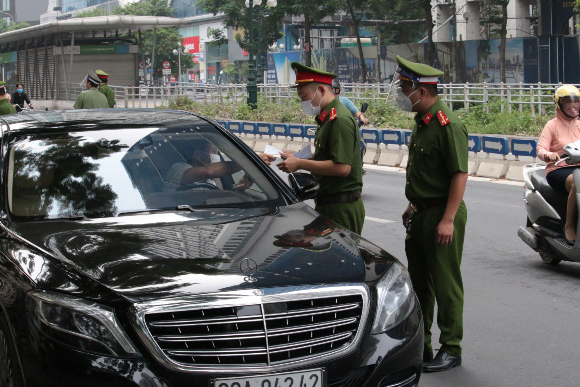 Ngày 9/8, Hà Nội xử phạt hơn 800 trường hợp vi phạm giãn cách xã hội - Ảnh 2.