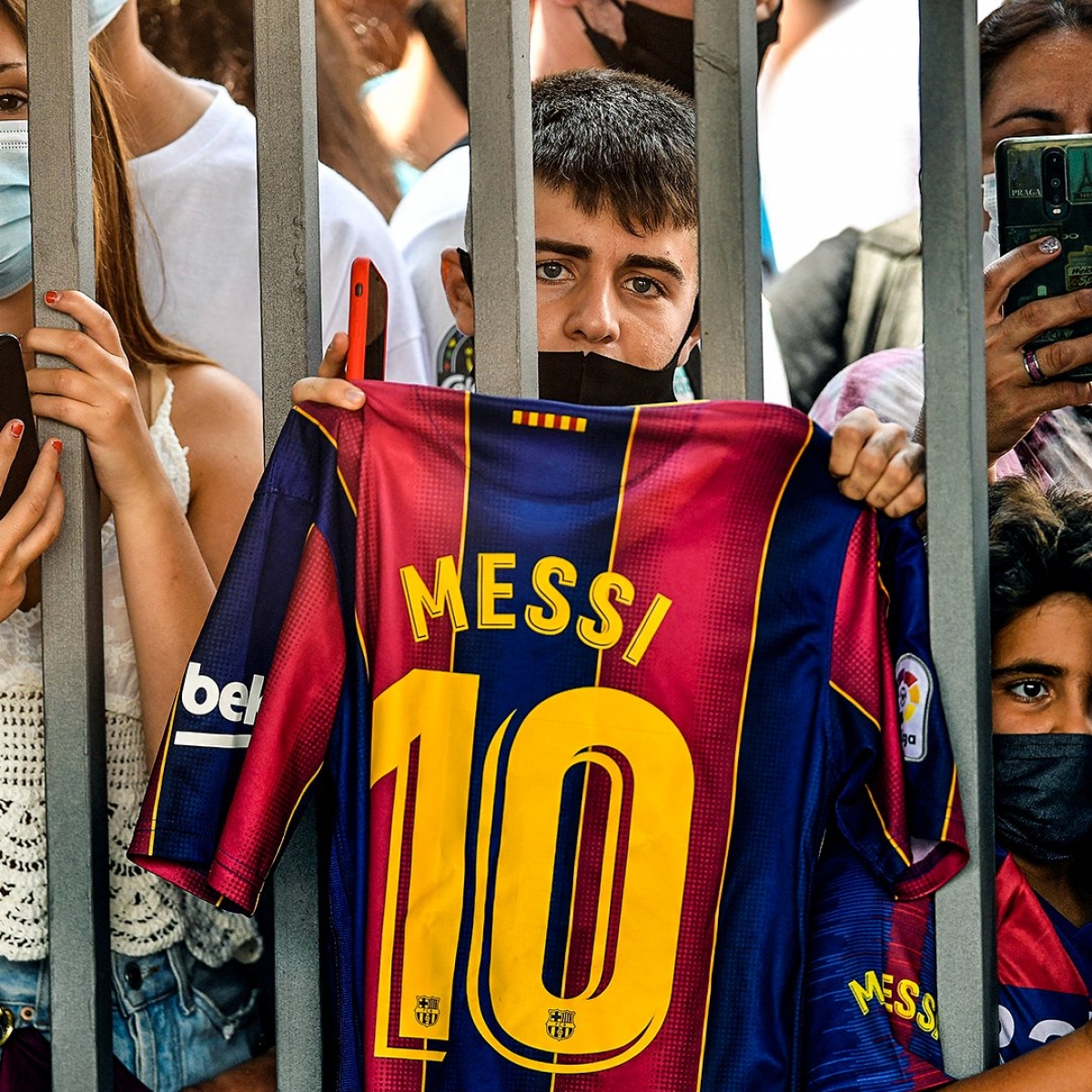 CĐV Barca gào thét, chạy theo xe của Lionel Messi - Ảnh 4.
