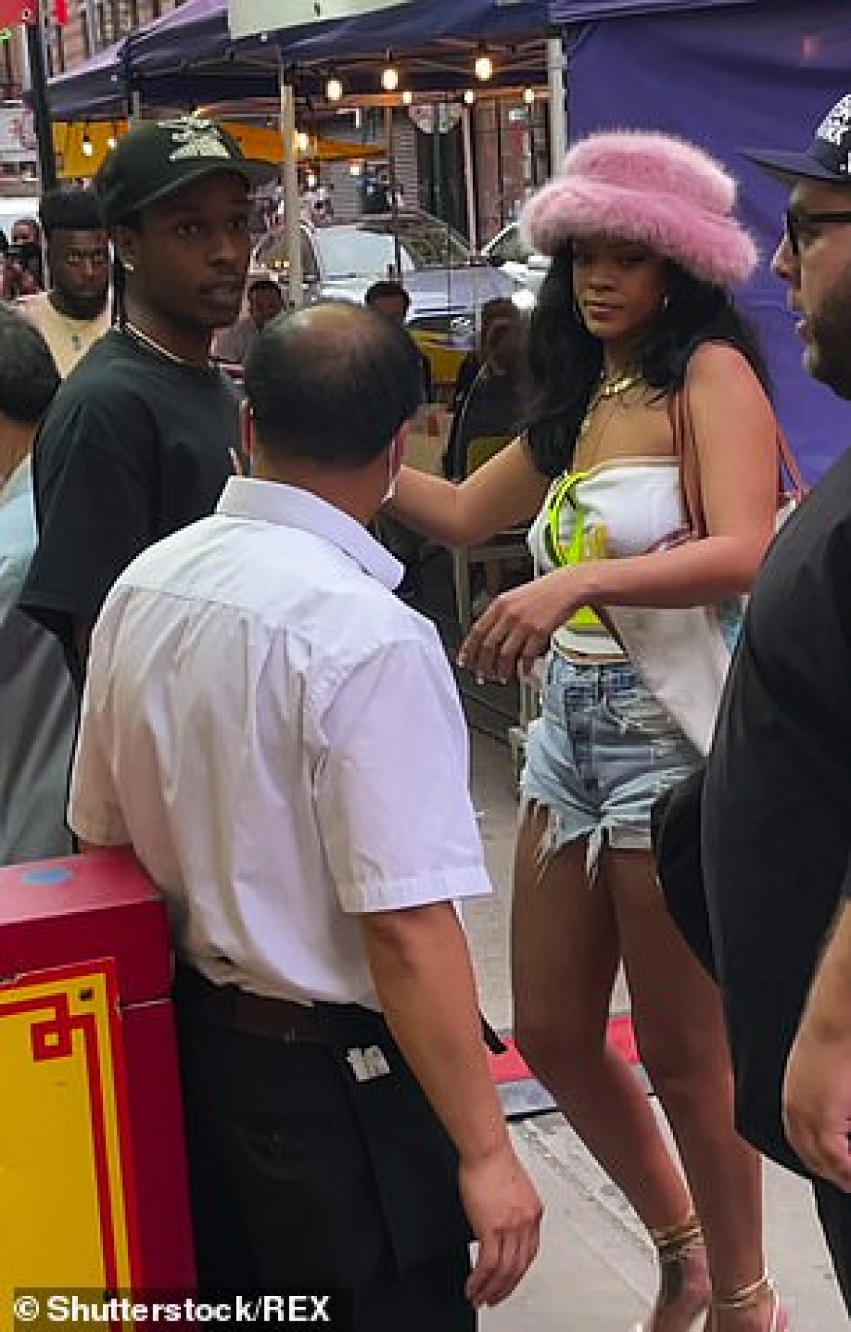 Tỷ phú Rihanna giản dị đi mua sắm cùng bạn trai - Ảnh 1.