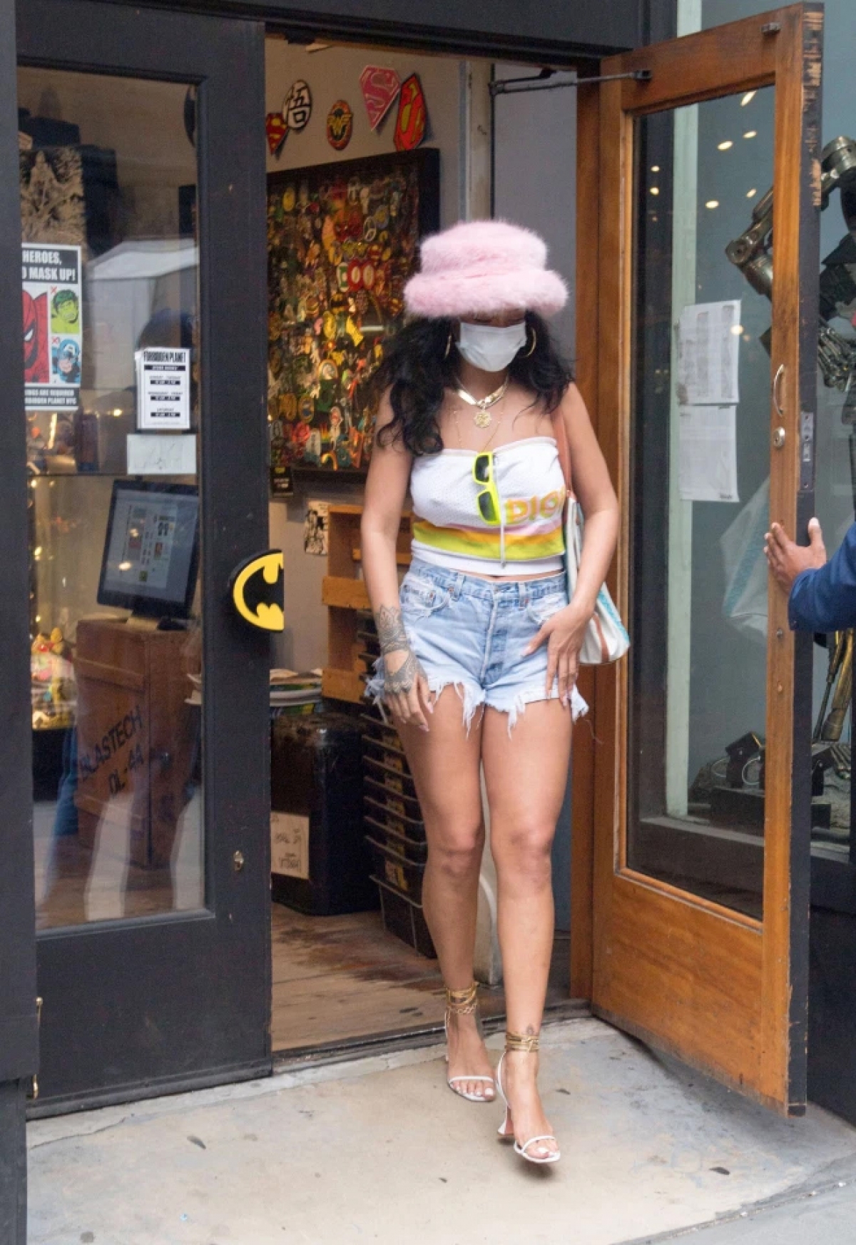 Tỷ phú Rihanna giản dị đi mua sắm cùng bạn trai - Ảnh 2.