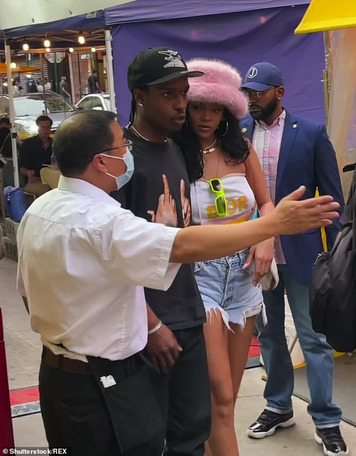 Tỷ phú Rihanna giản dị đi mua sắm cùng bạn trai - Ảnh 3.
