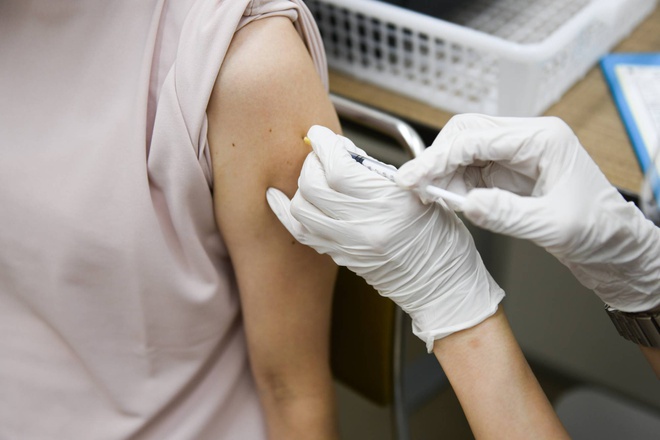 Nhật Bản phát hiện thêm vaccine Moderna chứa chất lạ - Ảnh 1.