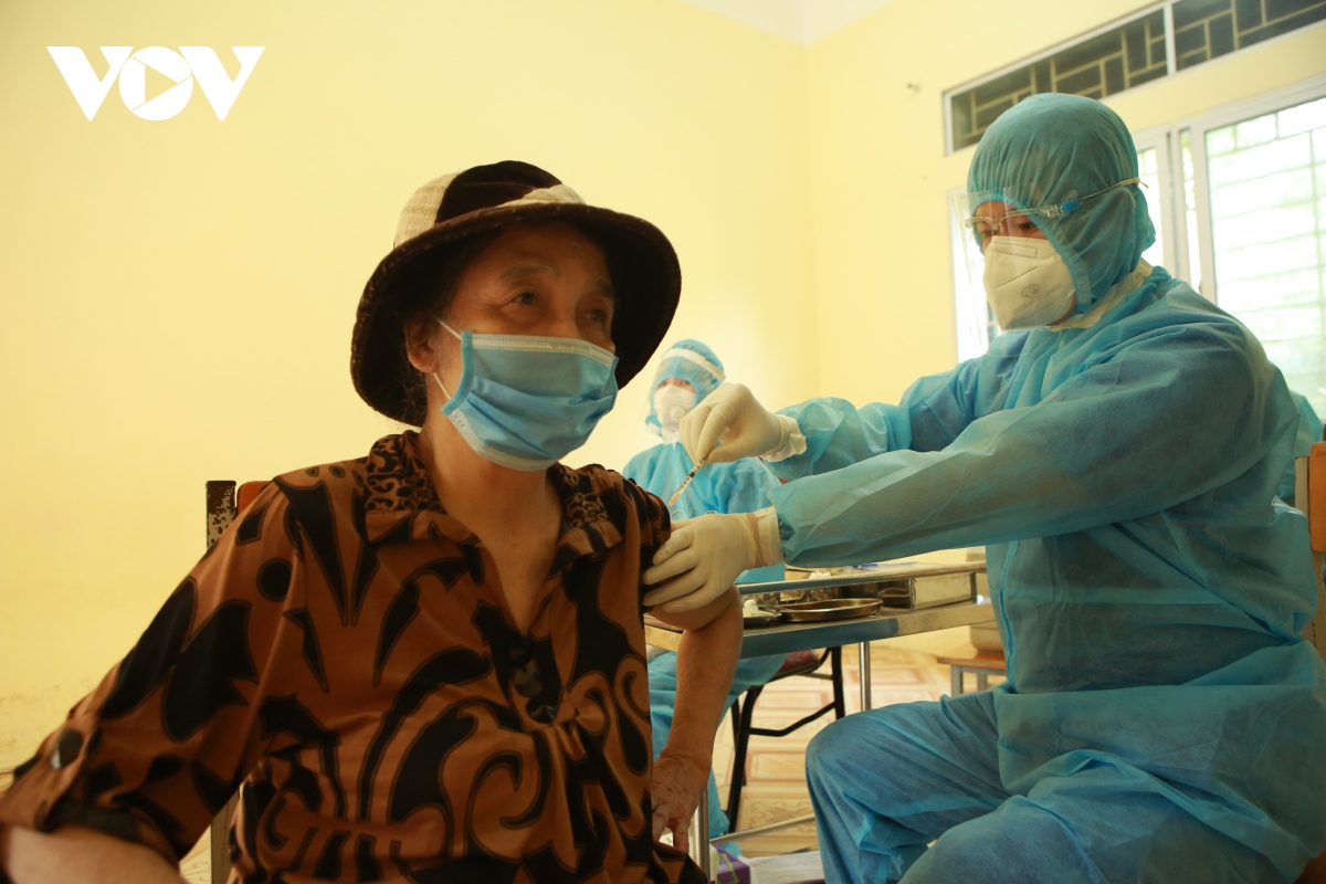 Hà Nội bắt đầu tiêm những liều vaccine Vero Cell đầu tiên cho người dân - Ảnh 8.