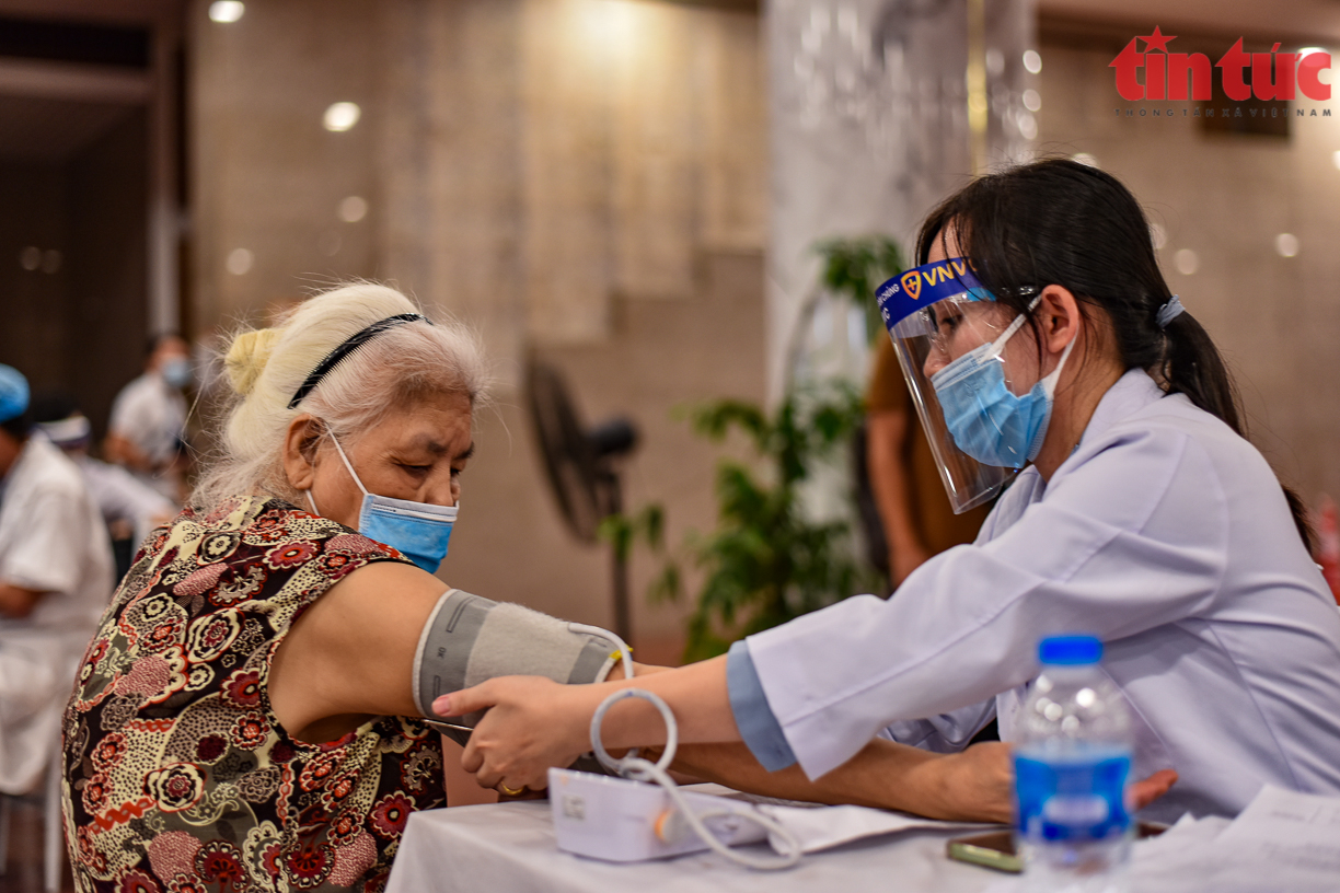 Tiêm vaccine diện rộng trong đêm tại Hà Nội - Ảnh 5.