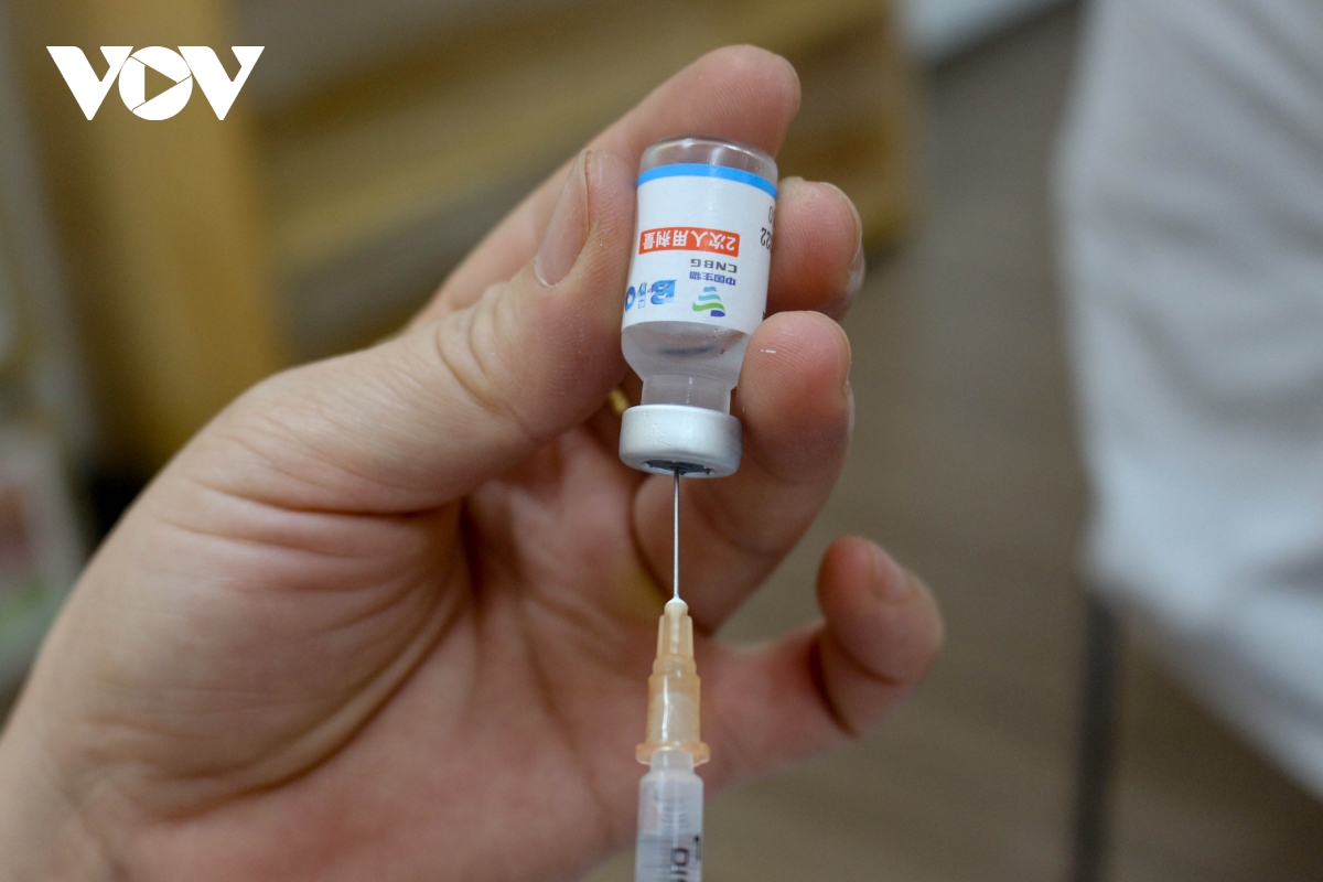 Hà Nội bắt đầu tiêm những liều vaccine Vero Cell đầu tiên cho người dân - Ảnh 13.
