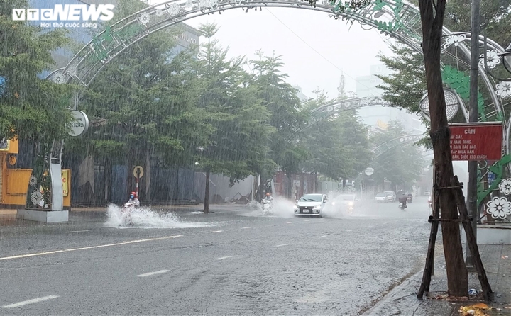 Người dân Đà Nẵng chạy đua trong mưa trắng trời chống bão đang áp sát - Ảnh 3.