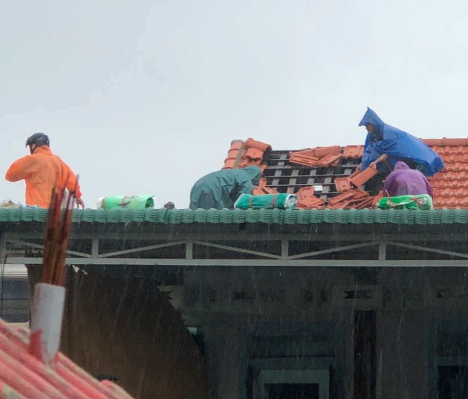 Ảnh hưởng bão số 5: Nhiều địa phương ở miền Trung chìm tàu cá, nhà cửa bị tốc mái - Ảnh 9.
