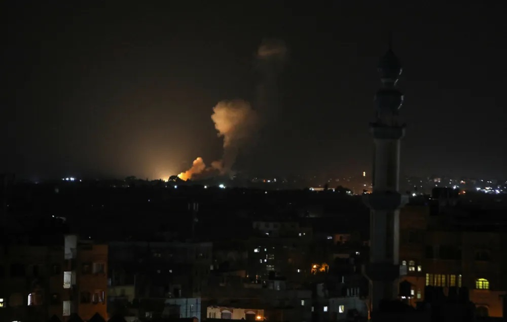 Israel không kích Gaza - Ảnh 1.