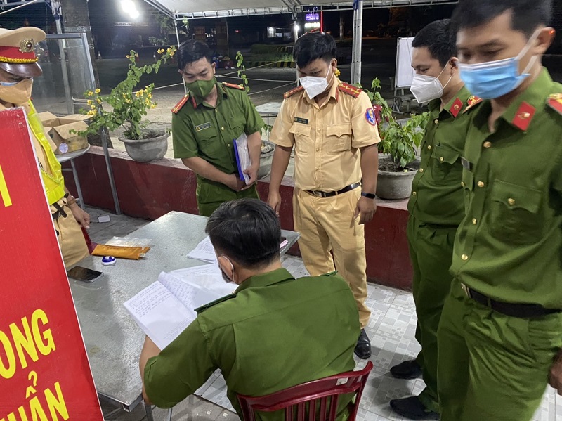 Phát hiện xe đông lạnh chở 15 người 'thông chốt' kiểm soát dịch ở Bình Thuận - Ảnh 1.