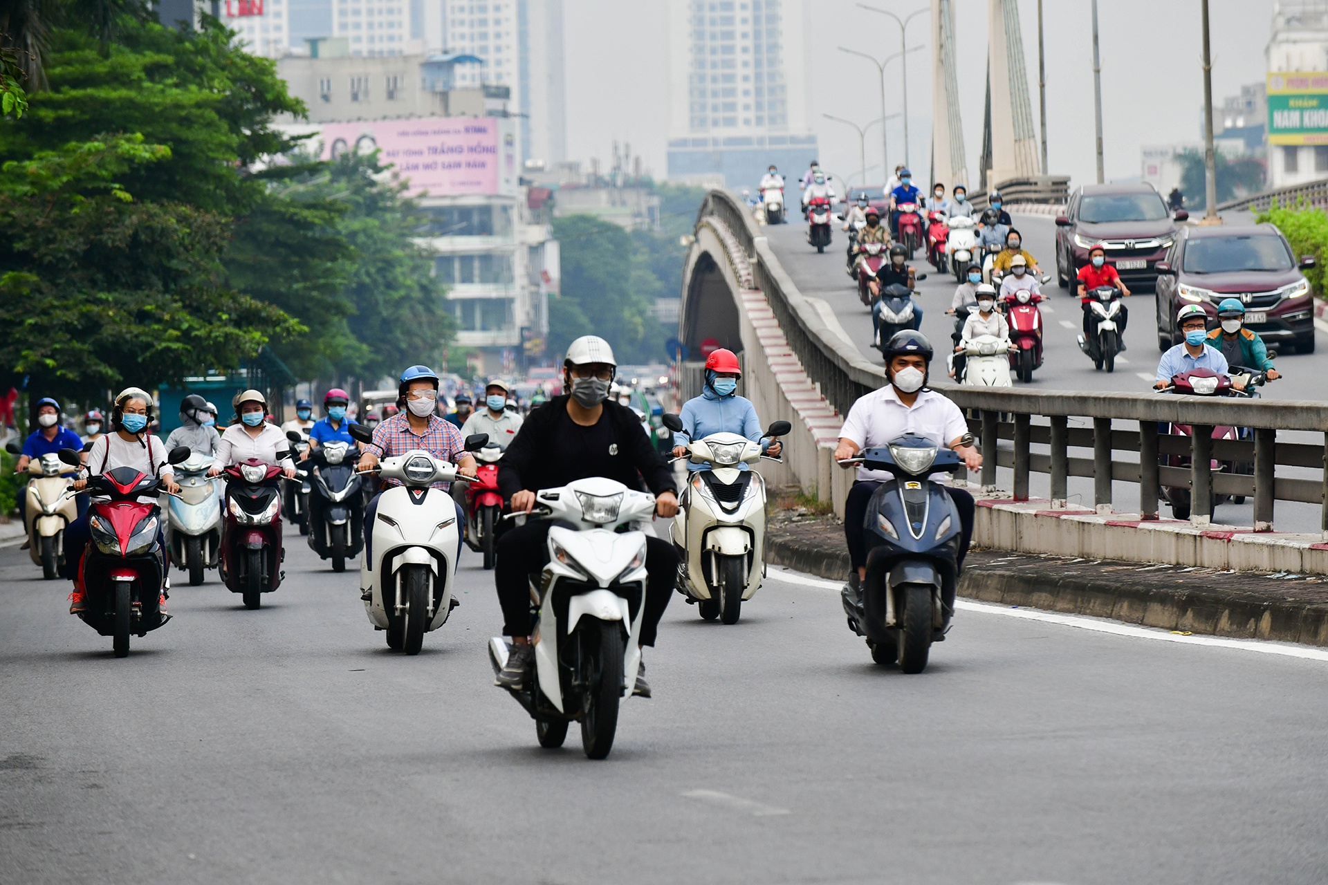 Sáng đầu tuần, đường Hà Nội lại đông đúc xe cộ - Ảnh 12.