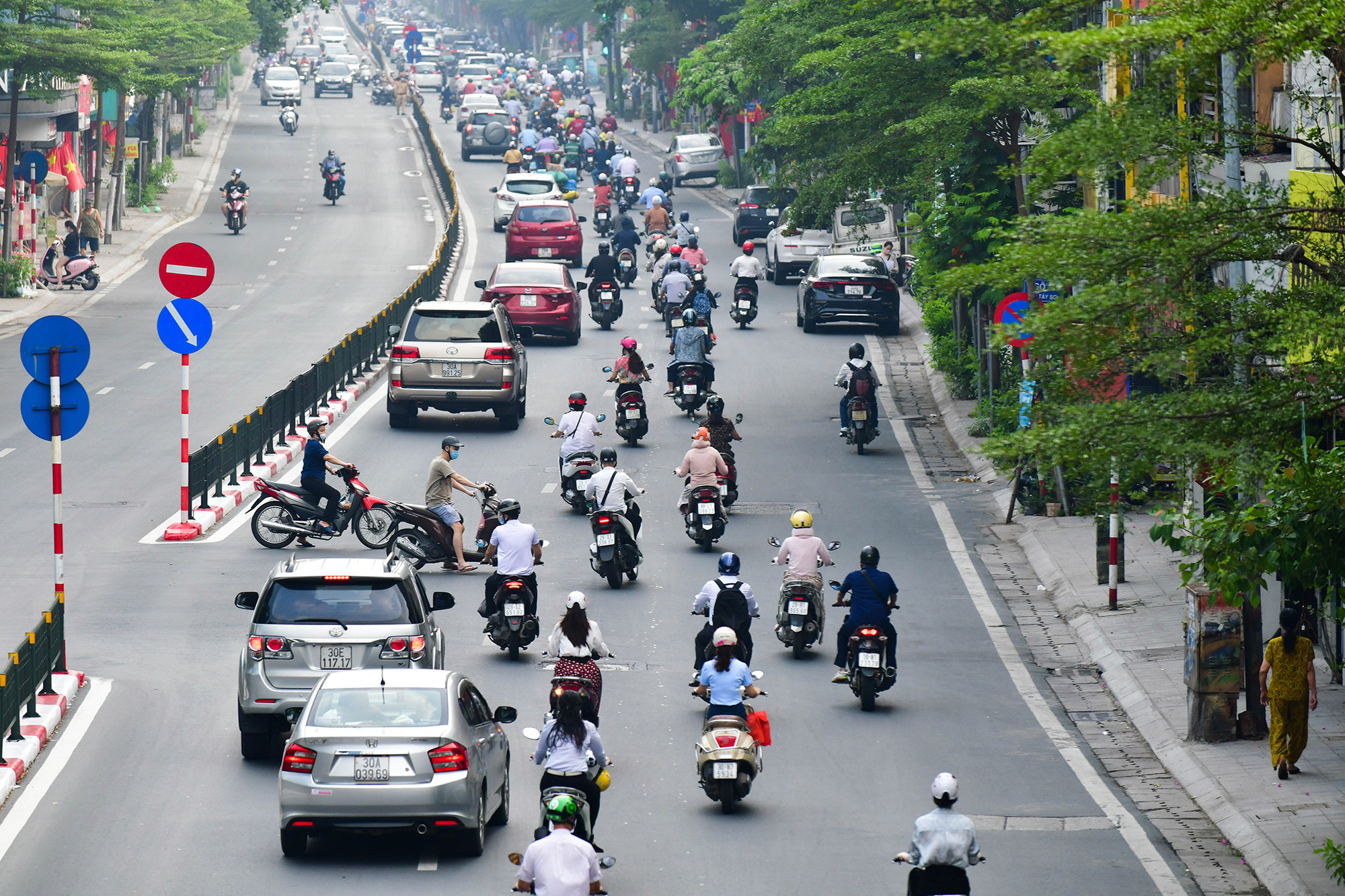 Sáng đầu tuần, đường Hà Nội lại đông đúc xe cộ - Ảnh 14.