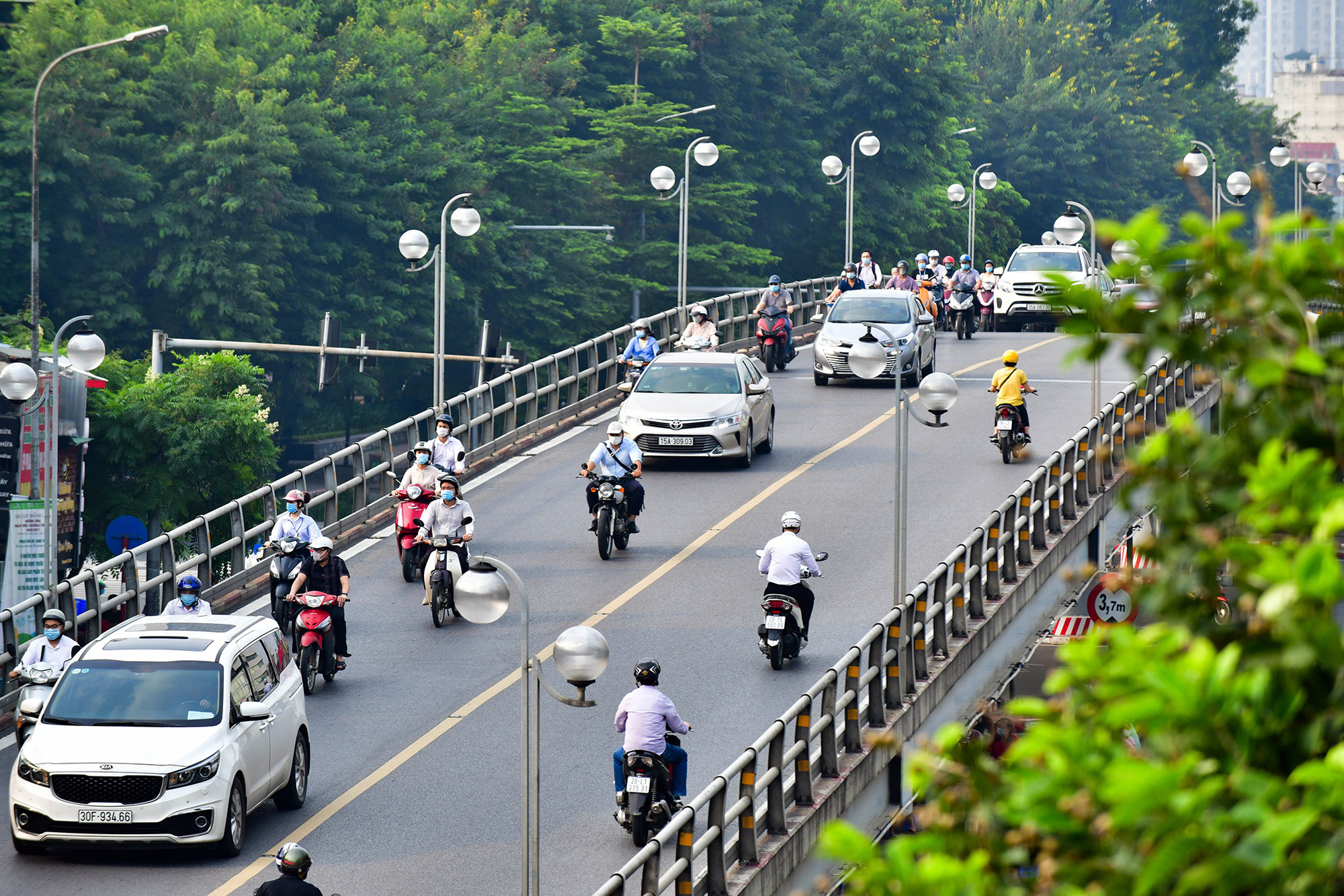 Sáng đầu tuần, đường Hà Nội lại đông đúc xe cộ - Ảnh 13.