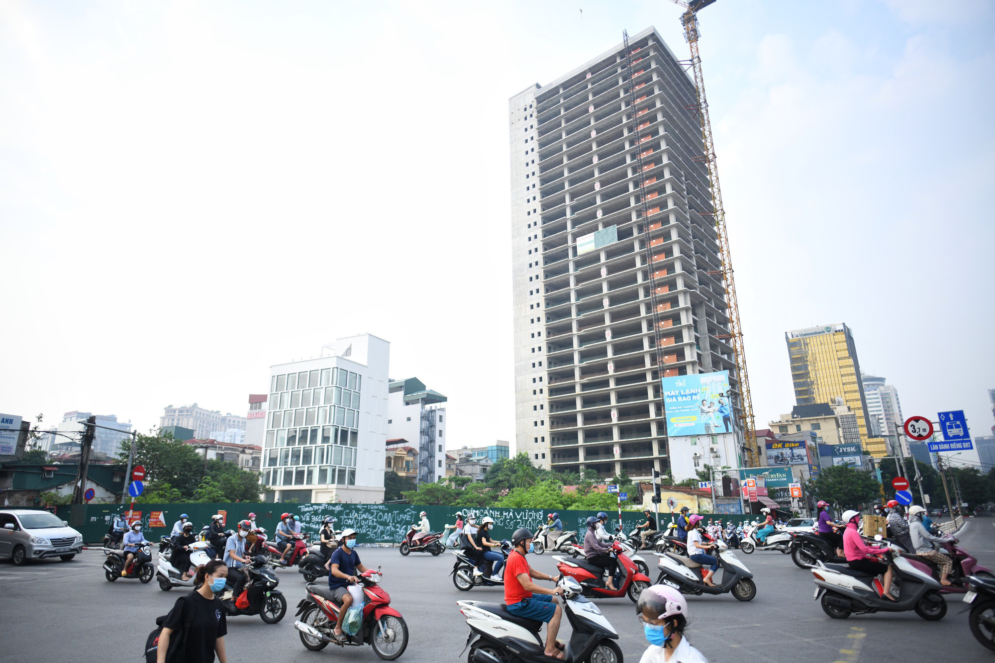 Sáng đầu tuần, đường Hà Nội lại đông đúc xe cộ - Ảnh 9.