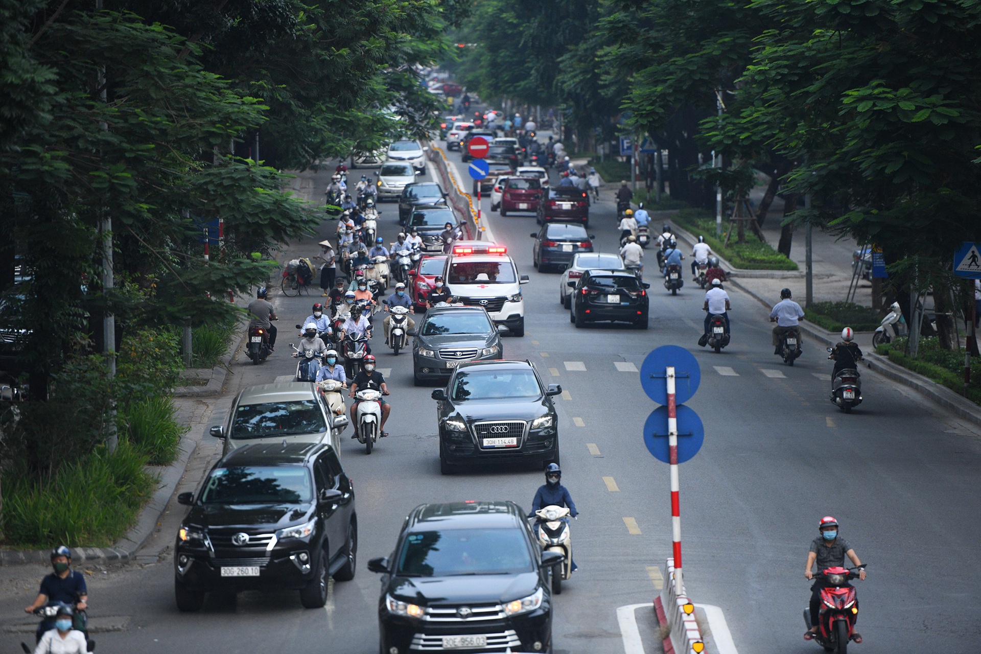 Sáng đầu tuần, đường Hà Nội lại đông đúc xe cộ - Ảnh 3.