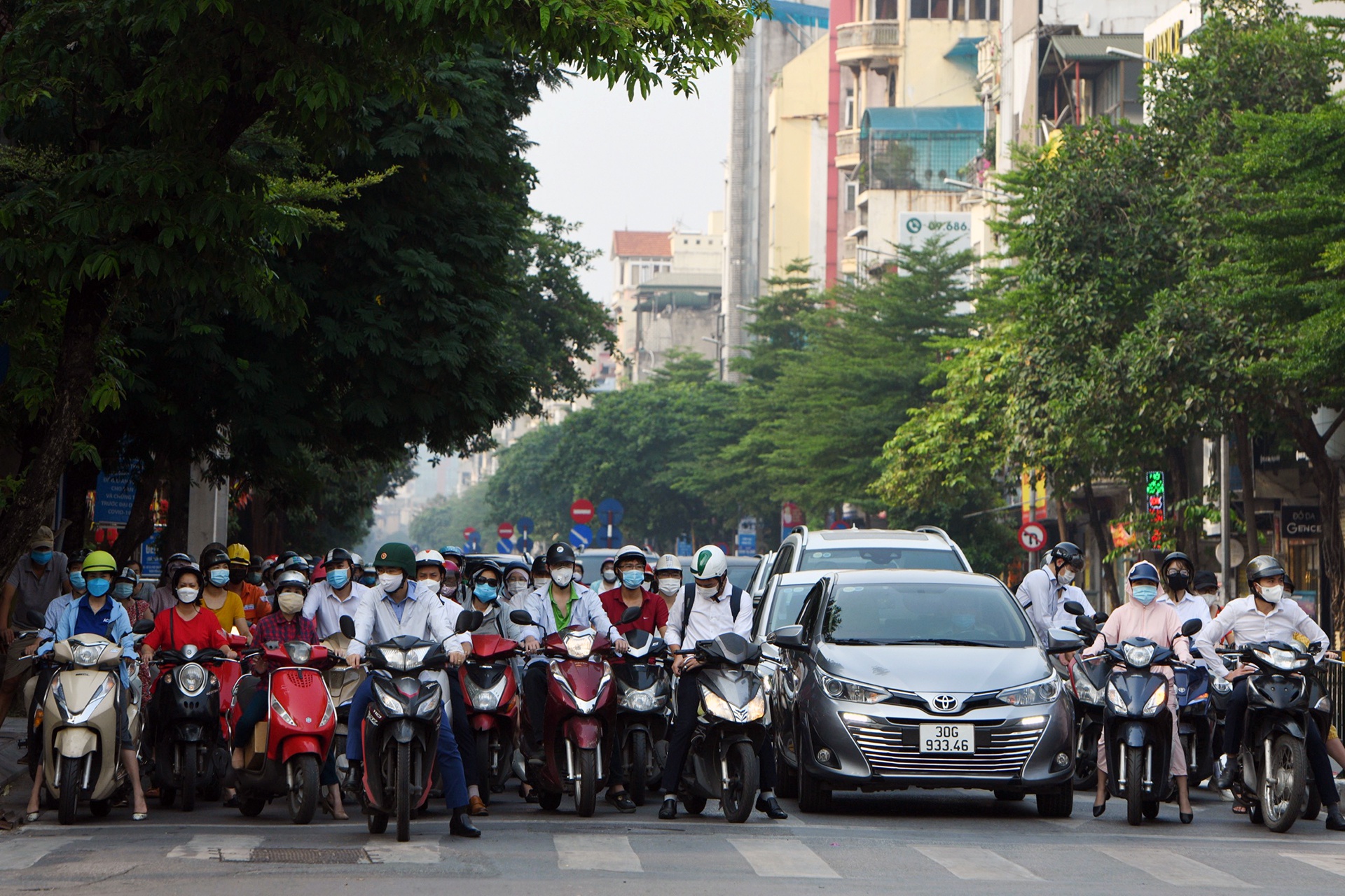 Sáng đầu tuần, đường Hà Nội lại đông đúc xe cộ - Ảnh 2.