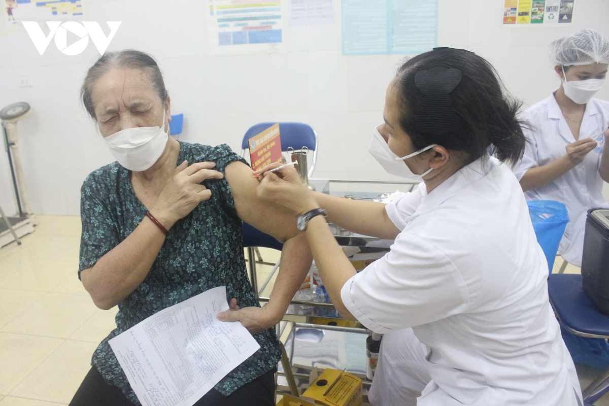 Người dân Hà Nội xếp hàng chờ tiêm vaccine trong đêm - Ảnh 14.