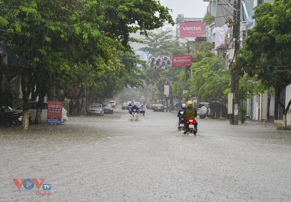 Thời tiết hôm nay: Áp thấp nhiệt đới suy yếu thành một vùng áp thấp, tiếp tục gây mưa lớn ở Trung Bộ - Ảnh 1.