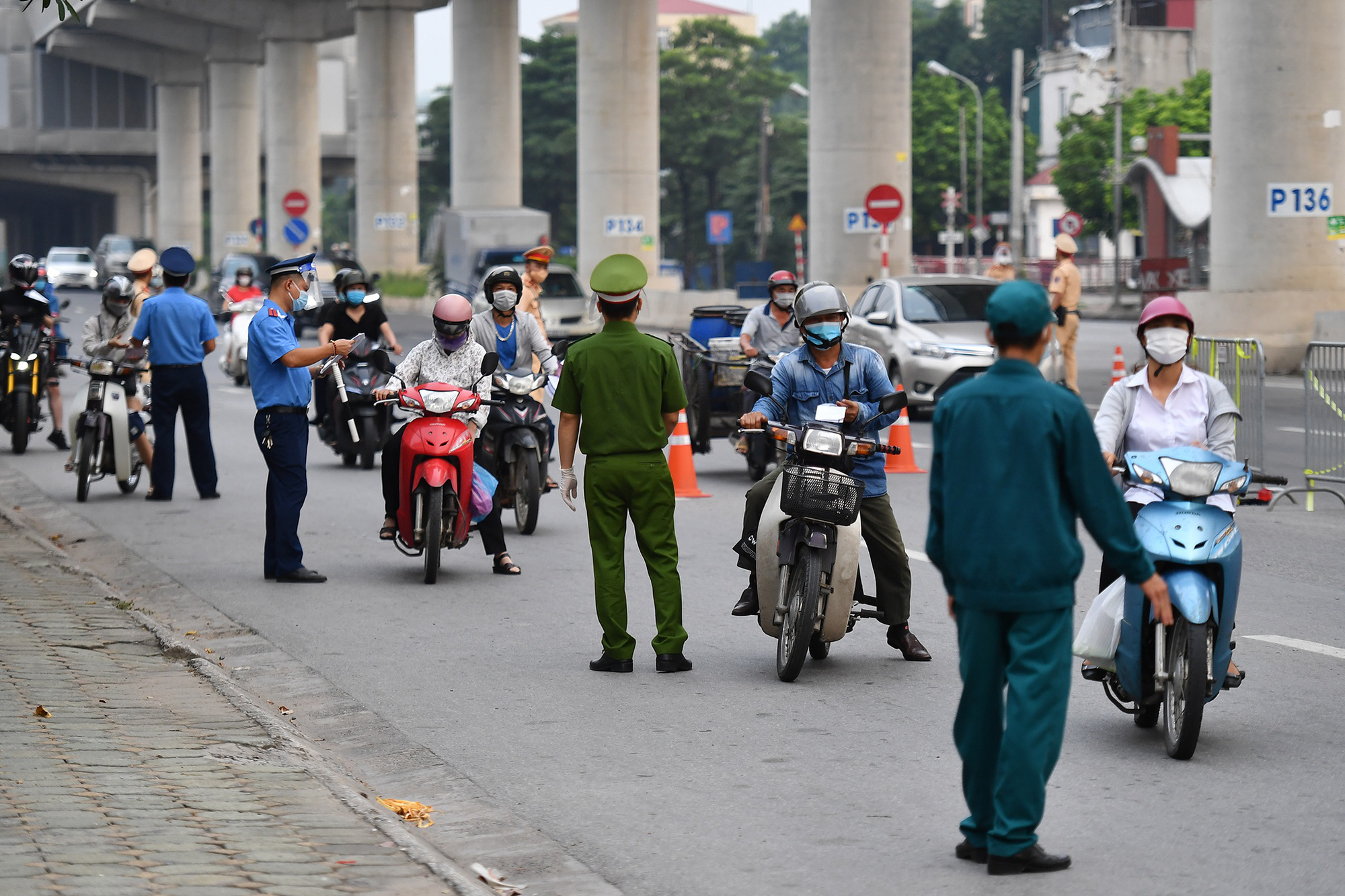Sáng đầu tuần, đường Hà Nội lại đông đúc xe cộ - Ảnh 4.