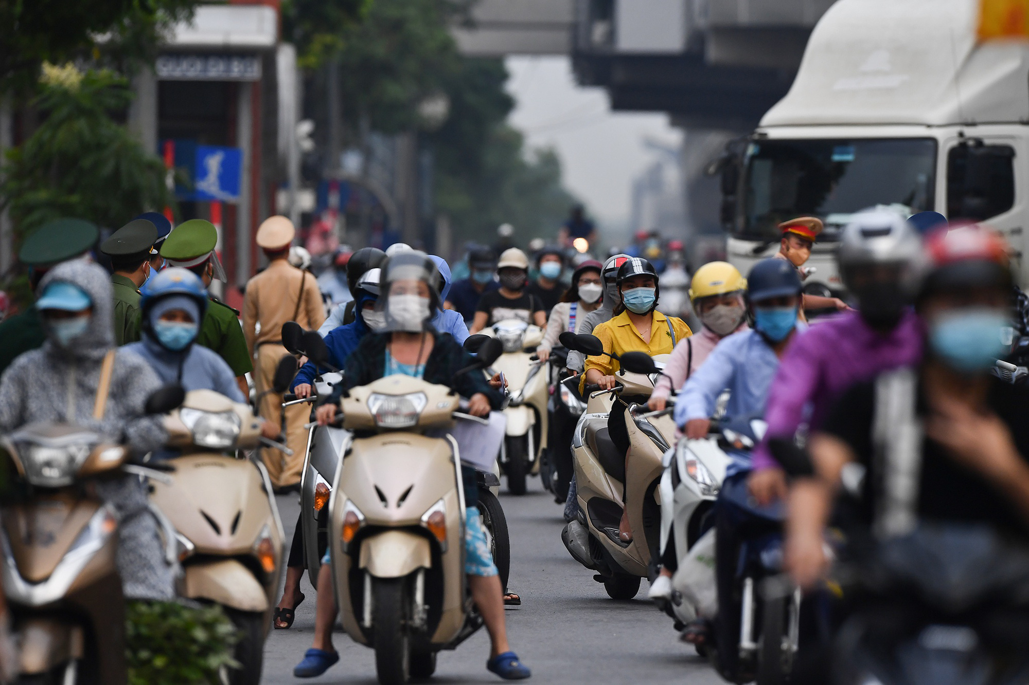 Sáng đầu tuần, đường Hà Nội lại đông đúc xe cộ - Ảnh 5.