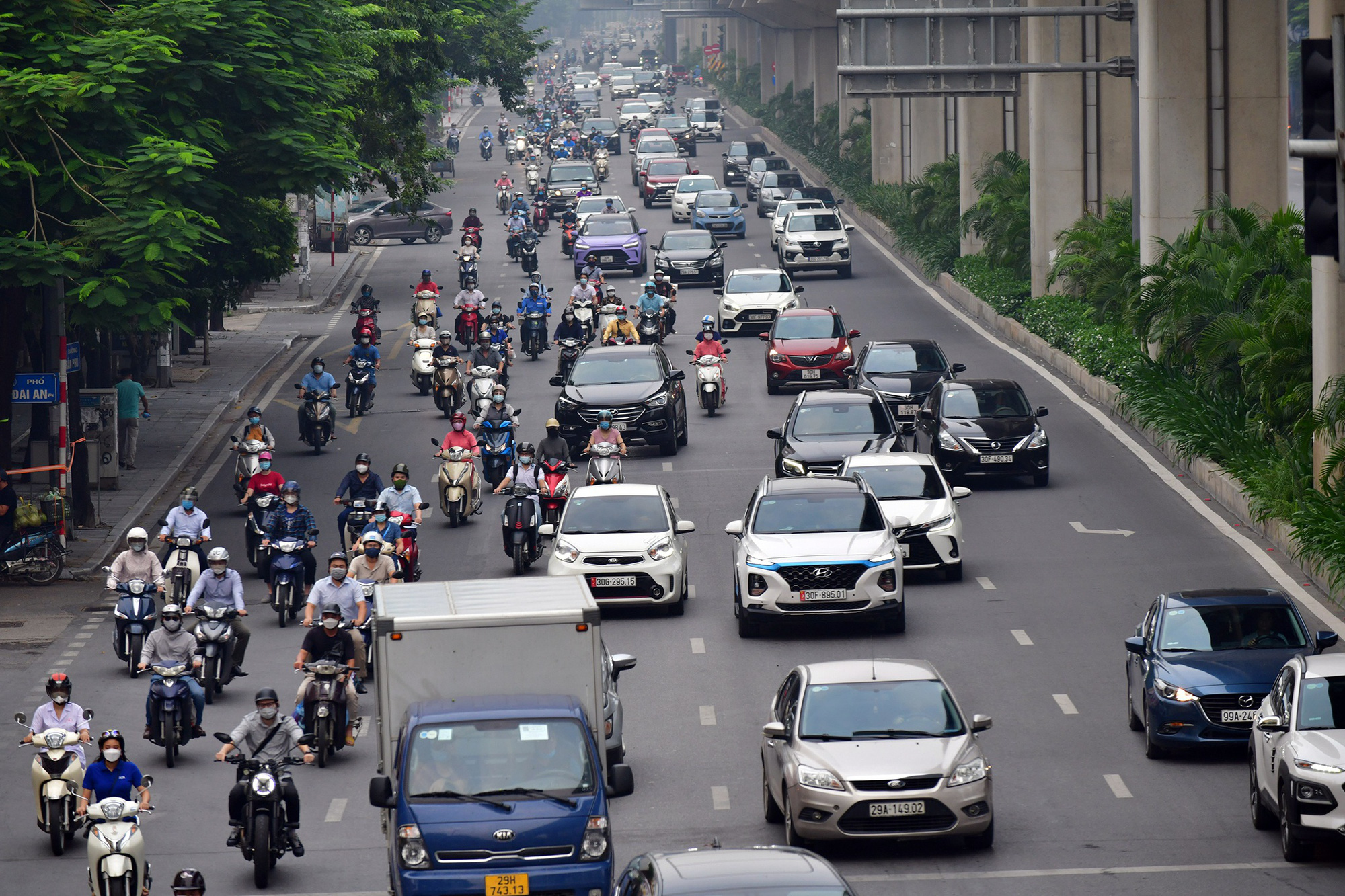 Sáng đầu tuần, đường Hà Nội lại đông đúc xe cộ - Ảnh 1.