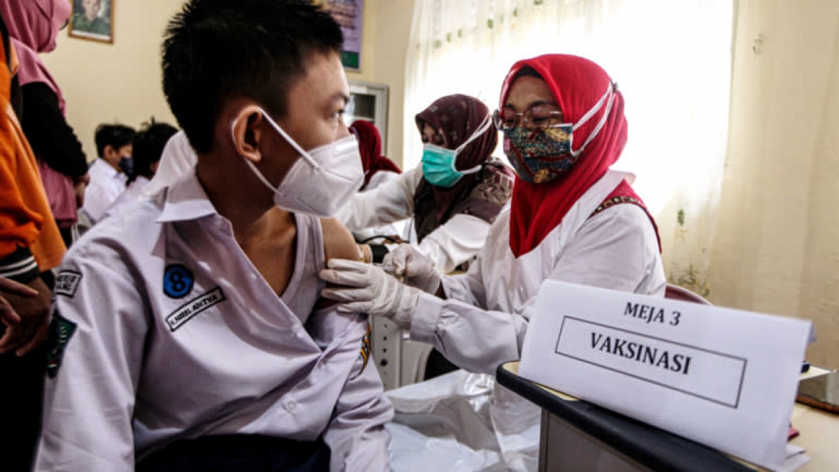 Tin giả và tâm lý lo ngại khiến châu Á tụt lại trong chiến dịch tiêm vaccine Covid-19 - Ảnh 1.