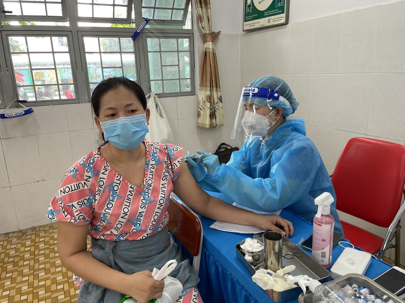 Ngày cuối TP. Hồ Chí Minh thực hiện chiến dịch cao điểm tiêm vaccine phòng COVID-19 - Ảnh 1.