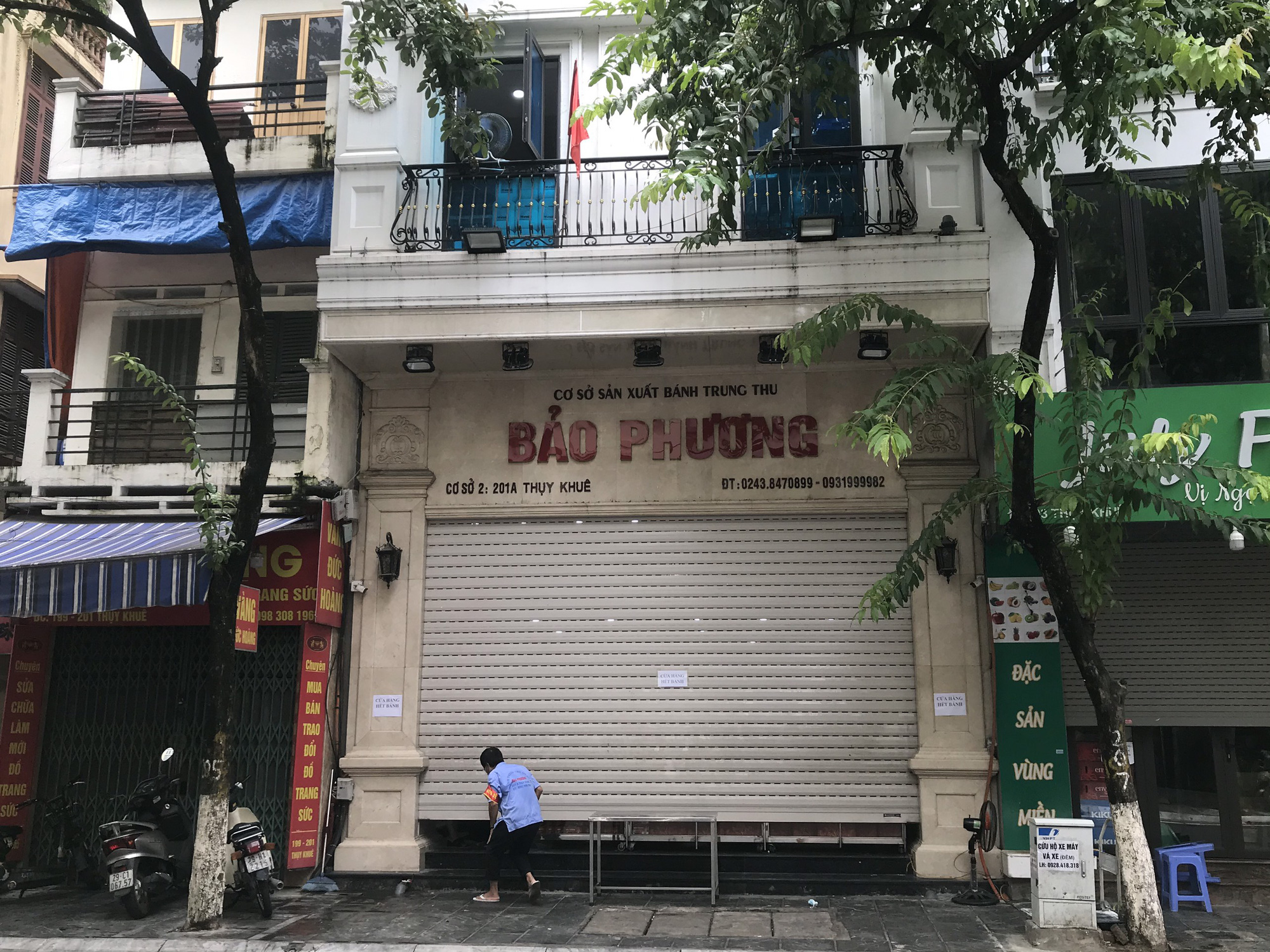 Tiệm bánh Trung thu Bảo Phương bị đóng cửa vì khách xếp hàng chen lấn - Ảnh 1.