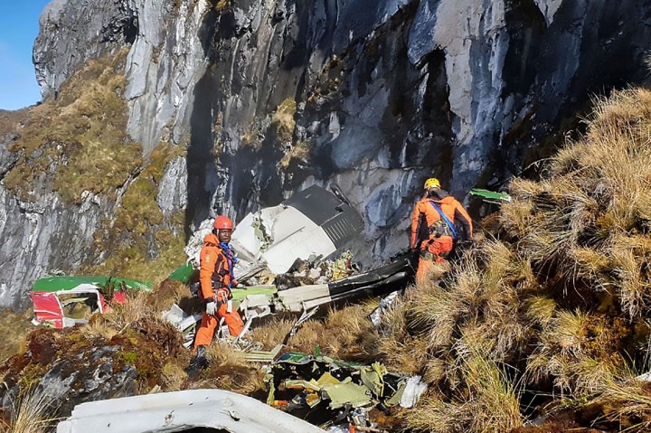 Tìm thấy hộp đen và thi thể phi hành đoàn máy bay rơi ở Papua, Indonesia - Ảnh 1.