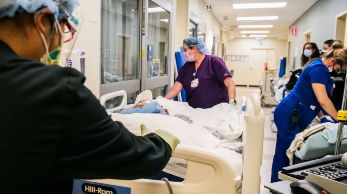 Khủng hoảng y tế do biến thể Delta ở Mỹ: Bệnh nhân tử vong do bệnh viện hết chỗ - Ảnh 1.