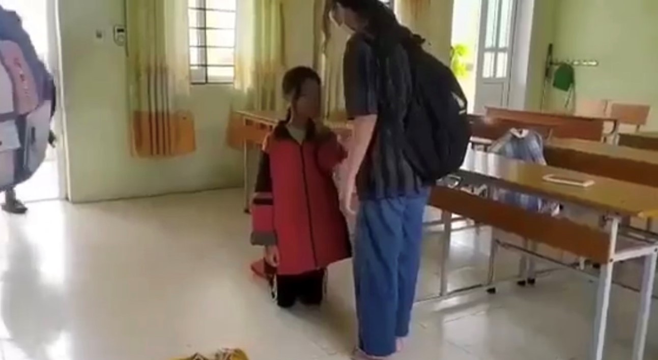 Nữ sinh Lạng Sơn bị bạn tát liên tiếp vào mặt, bắt quỳ giữa lớp học - Ảnh 2.
