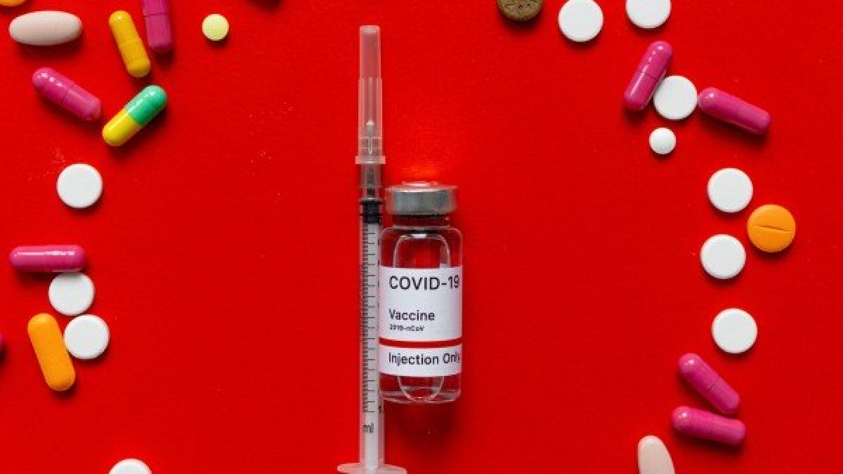 Tại sao nữ dễ bị tác dụng phụ sau tiêm vaccine COVID-19? - Ảnh 2.