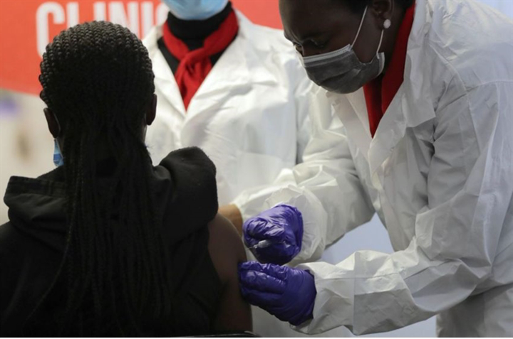Thiếu hụt vaccine, châu Phi nguy cơ trở thành vườn ươm biến thể COVID-19 - Ảnh 1.