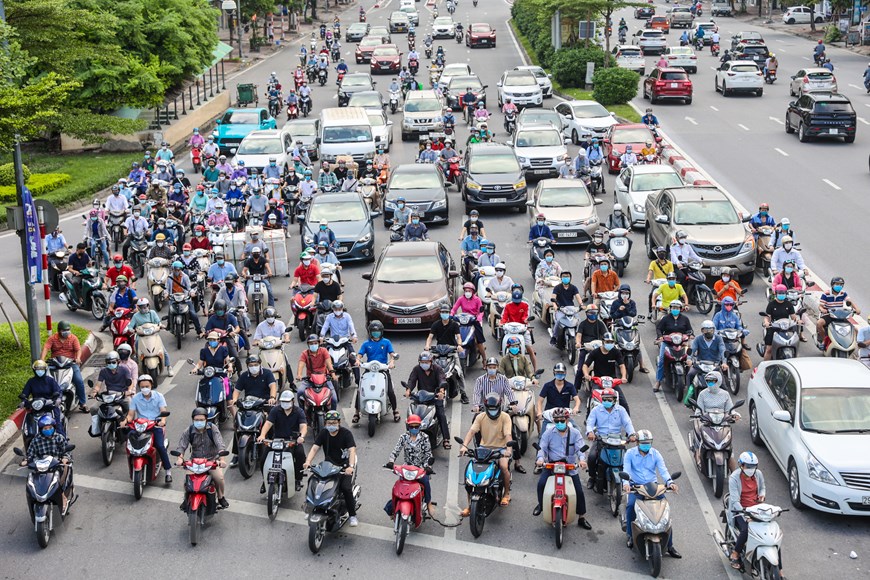 Giao thông ở Hà Nội nhộn nhịp trong ngày đầu dỡ bỏ 39 chốt kiểm soát - Ảnh 1.