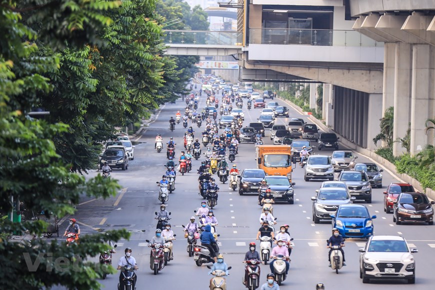 Giao thông ở Hà Nội nhộn nhịp trong ngày đầu dỡ bỏ 39 chốt kiểm soát - Ảnh 10.