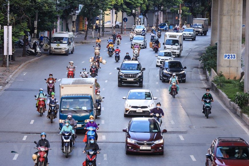Giao thông ở Hà Nội nhộn nhịp trong ngày đầu dỡ bỏ 39 chốt kiểm soát - Ảnh 12.