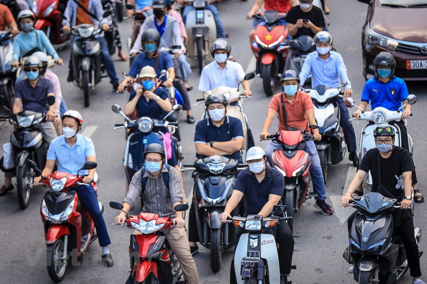 Giao thông ở Hà Nội nhộn nhịp trong ngày đầu dỡ bỏ 39 chốt kiểm soát - Ảnh 2.