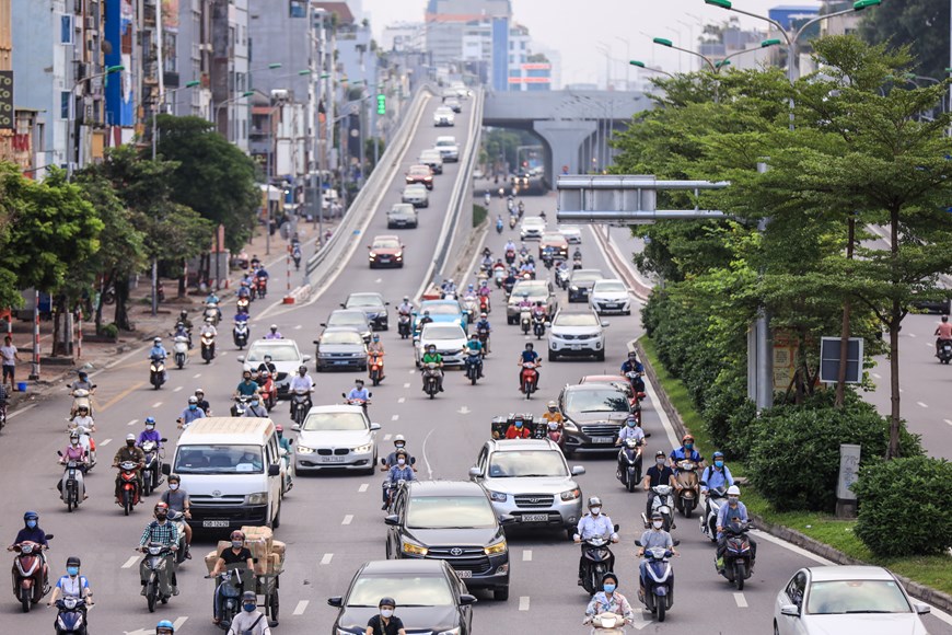 Giao thông ở Hà Nội nhộn nhịp trong ngày đầu dỡ bỏ 39 chốt kiểm soát - Ảnh 3.