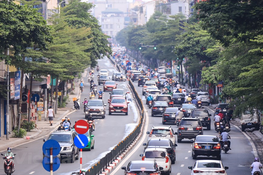 Giao thông ở Hà Nội nhộn nhịp trong ngày đầu dỡ bỏ 39 chốt kiểm soát - Ảnh 4.