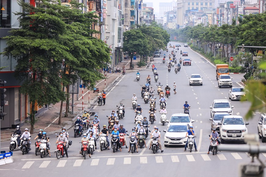 Giao thông ở Hà Nội nhộn nhịp trong ngày đầu dỡ bỏ 39 chốt kiểm soát - Ảnh 6.