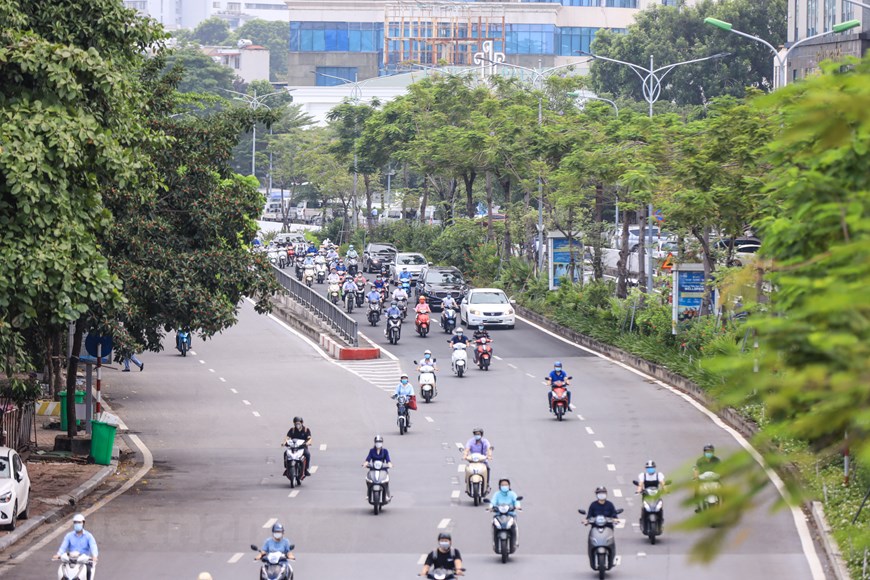 Giao thông ở Hà Nội nhộn nhịp trong ngày đầu dỡ bỏ 39 chốt kiểm soát - Ảnh 7.