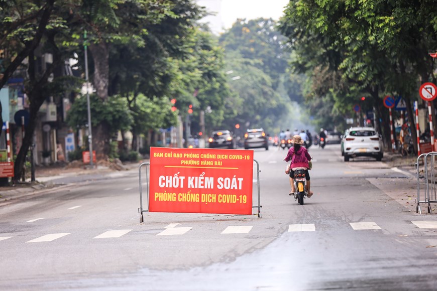 Giao thông ở Hà Nội nhộn nhịp trong ngày đầu dỡ bỏ 39 chốt kiểm soát - Ảnh 8.