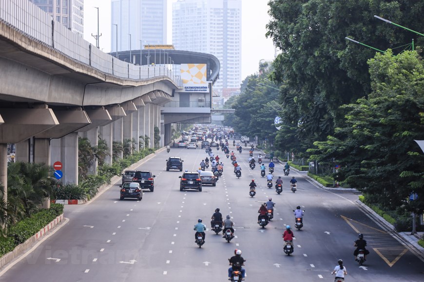 Giao thông ở Hà Nội nhộn nhịp trong ngày đầu dỡ bỏ 39 chốt kiểm soát - Ảnh 9.
