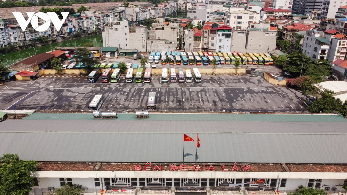 Quang cảnh vắng lặng tại các bến xe ở Hà Nội trong thời gian giãn cách xã hội - Ảnh 6.