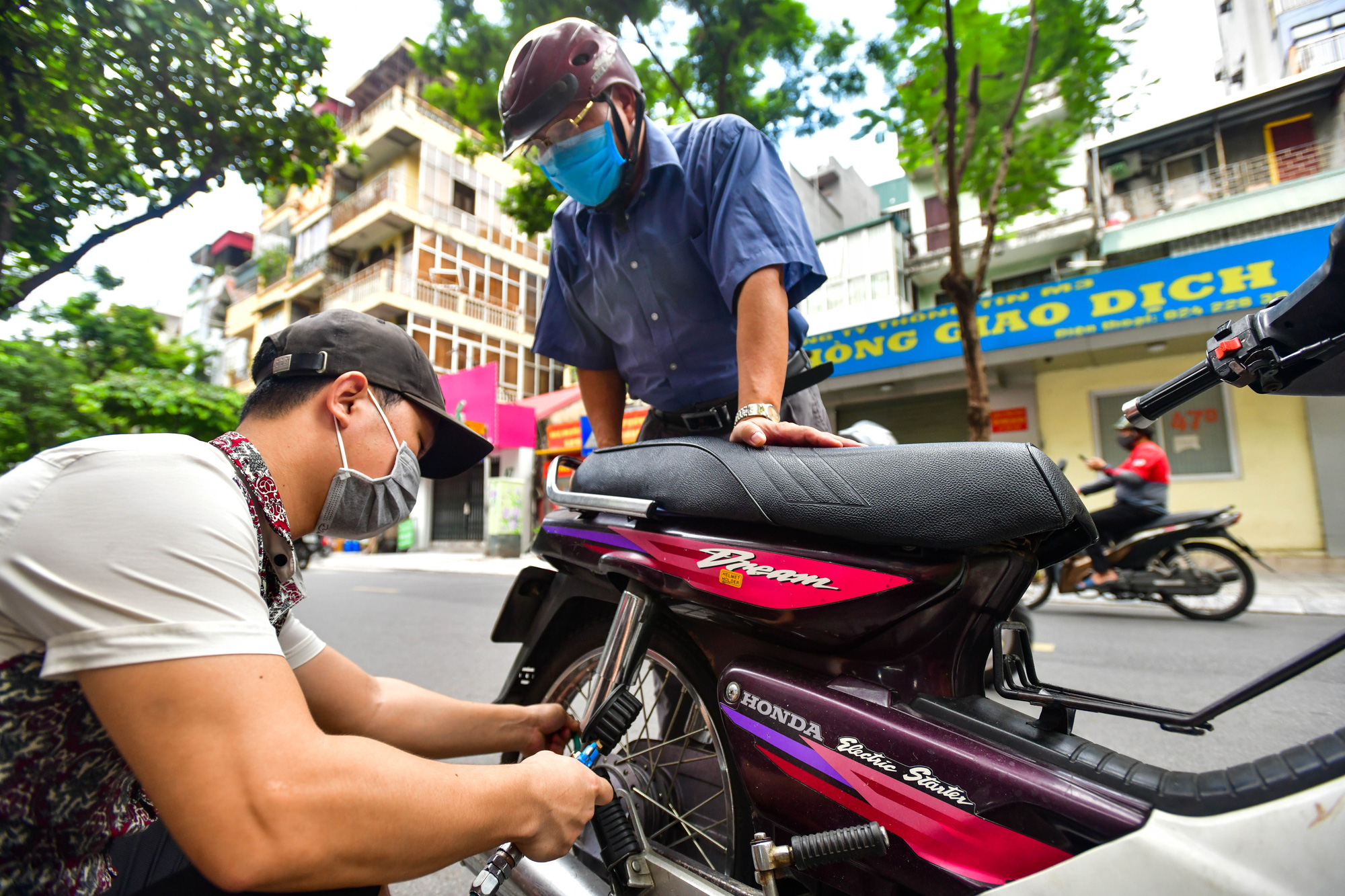 Hàng rửa ôtô, sửa xe máy đông khách khi Hà Nội nới giãn cách - Ảnh 1.