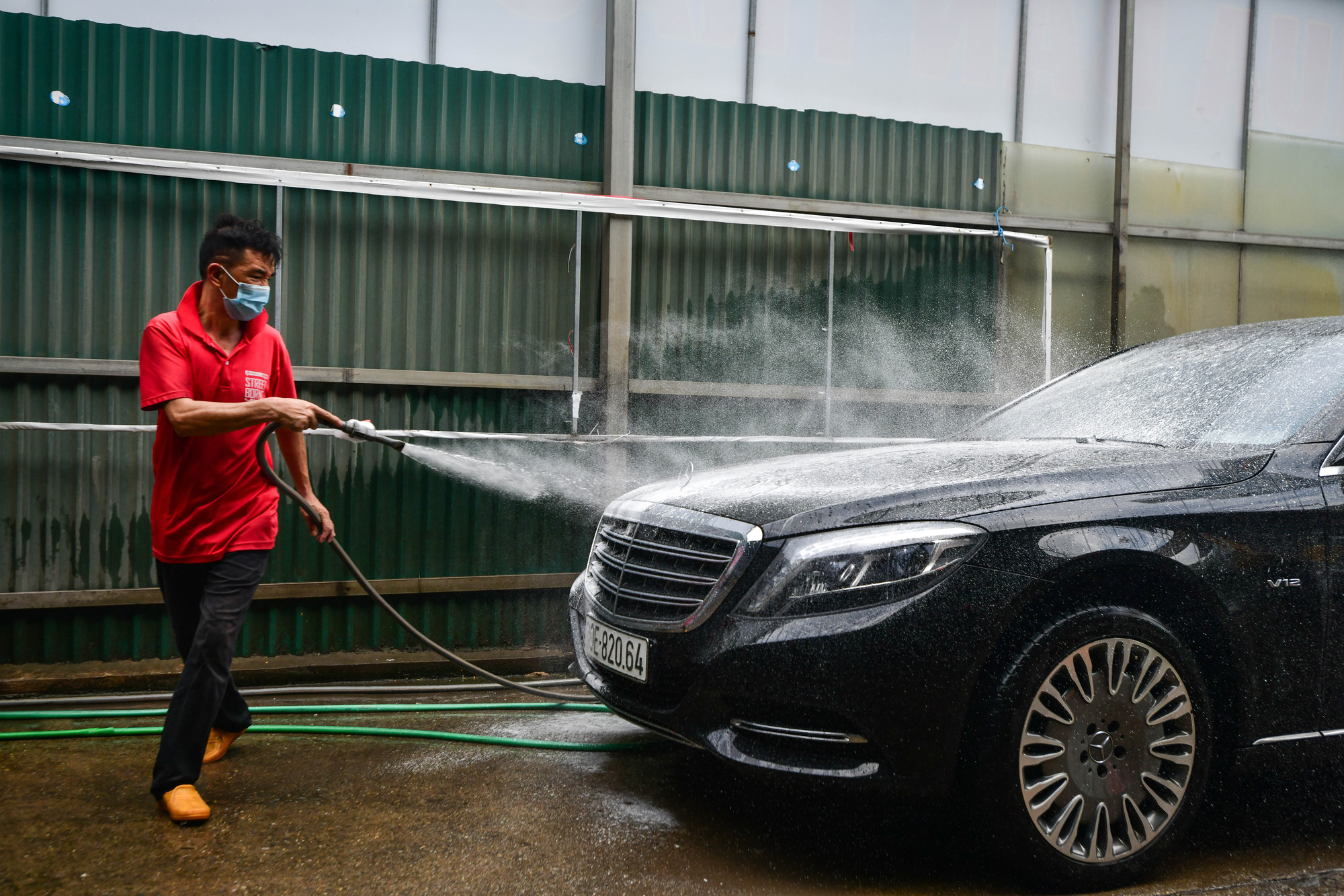 Hàng rửa ôtô, sửa xe máy đông khách khi Hà Nội nới giãn cách - Ảnh 11.